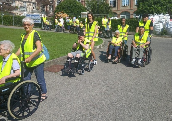 I volontari e gli ospiti della Casa dell’ Anziano diretti al mercato