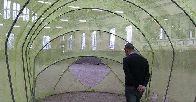 Patrick Losano dentro un’opera di Hilario Isola