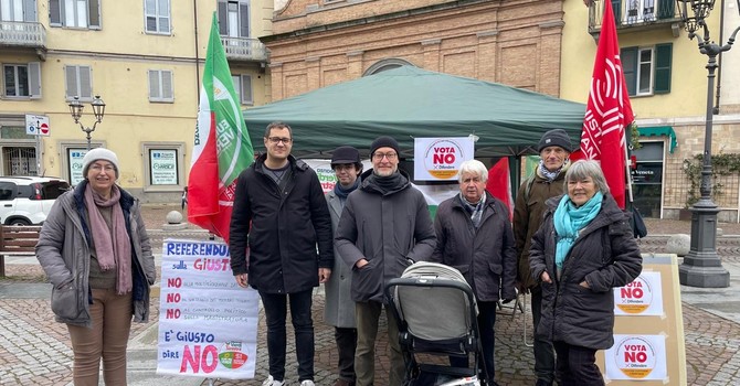 Un banchetto di Avs durante la campagna referendaria