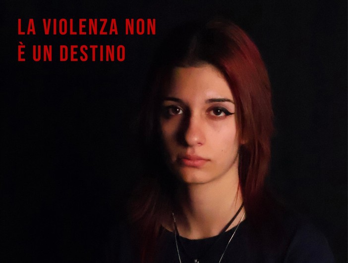 “Parole che pesano come pugni”: la campagna di comunicazione contro la violenza sulle donne a dell’Artistico di Pinerolo “Parole che pesano come pugni”: la campagna di comunicazione contro la violenza sulle donne a dell’Artistico di Pinerolo