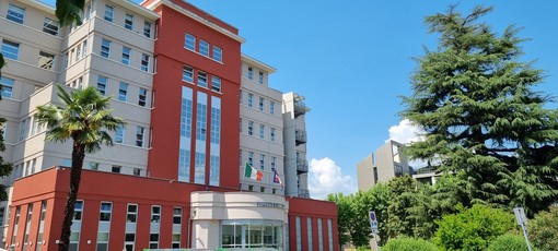 Mobilitazione davanti agli ospedali di Pinerolo e Rivoli