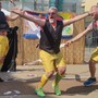 Un naso rosso in piazza Roma a Pinerolo per far nascere sorrisi