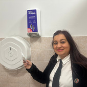 Lia Bianco a fianco del dispenser