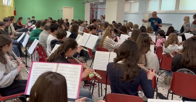 A Pinerolo gli studenti suonano e dipingono per migliorare l’aspetto del pronto soccorso