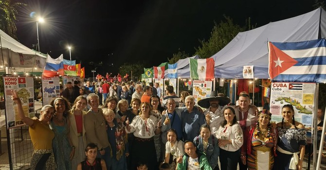 Il mondo torna a tavola in piazza a Pomaretto Il mondo torna a tavola in piazza a Pomaretto