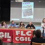 Dopo lo striscione rimosso, la Cgil lancia l’iniziativa delle targhe con l’articolo 34 della Costituzione Dopo lo striscione rimosso, la Cgil lancia l’iniziativa delle targhe con l’articolo 34 della Costituzione