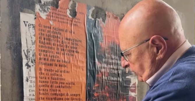 Munito di spruzzino e raschietto: consigliere comunale elimina i manifesti abusivi