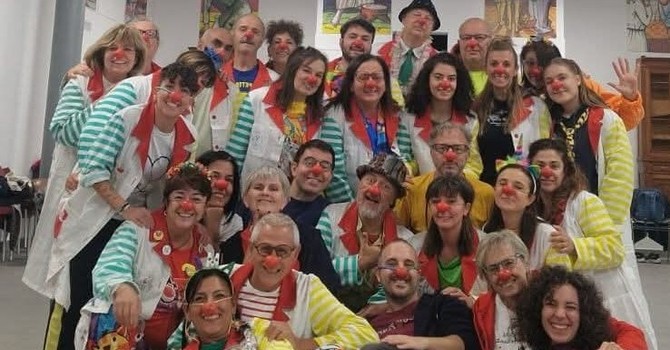 La potenza di indossare il ‘naso rosso’: sedici nuovi clown pinerolesi