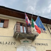 La bandiera a mezz’asta a Prarostino La bandiera a mezz’asta a Prarostino