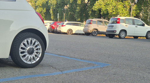 Da domani a Pinerolo si parcheggia gratis sulle strisce blu