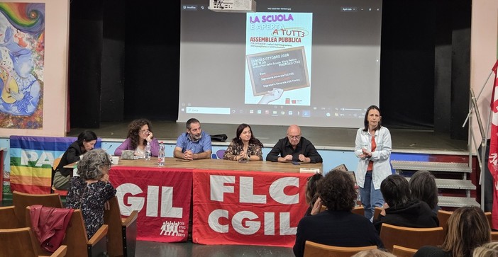 Dopo lo striscione rimosso, la Cgil lancia l’iniziativa delle targhe con l’articolo 34 della Costituzione Dopo lo striscione rimosso, la Cgil lancia l’iniziativa delle targhe con l’articolo 34 della Costituzione