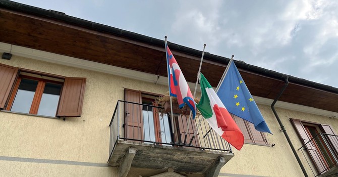 La bandiera a mezz’asta a Prarostino