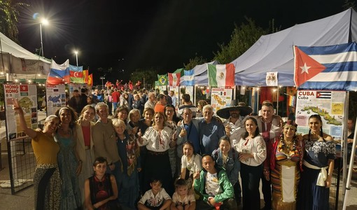 Il mondo torna a tavola in piazza a Pomaretto