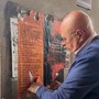 Munito di spruzzino e raschietto: consigliere comunale elimina i manifesti abusivi Munito di spruzzino e raschietto: consigliere comunale elimina i manifesti abusivi