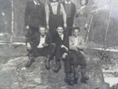 Paul Garnier, in basso a sinistra, con amici