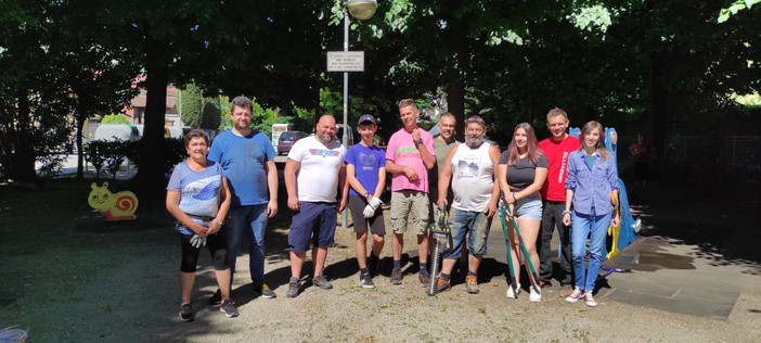 Un gruppetto di volontari che due sabati fa ha pulito il parco di Abbadia Alpina