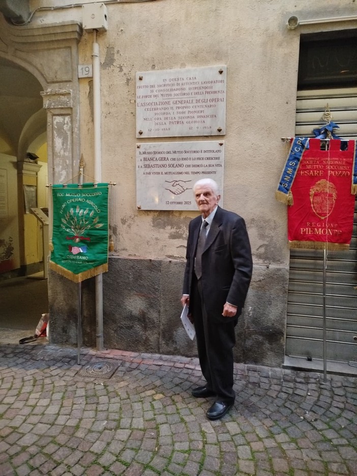 Addio al figlio della donna che nascose la bandiera nel fascismo: è morto Sacchetto, storico presidente Soms Addio al figlio della donna che nascose la bandiera nel fascismo: è morto Sacchetto, storico presidente Soms
