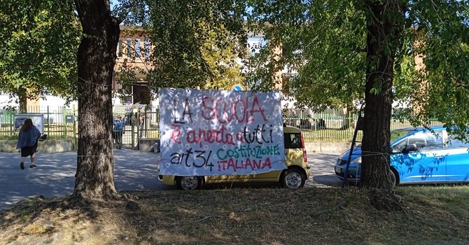 Striscione contro il decreto scuola al Pinerolo 3-4: rimosso e poi rimesso