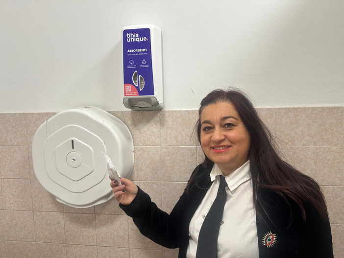 Lia Bianco a fianco del dispenser