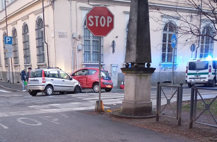 Scontro tra auto fra via Battisti e via Marro a Pinerolo