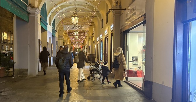 Il Natale secondo i commercianti di Pinerolo: “La gente c’è, ma gli scontrini sono bassi” [VIDEO]