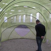 Patrick Losano dentro un’opera di Hilario Isola