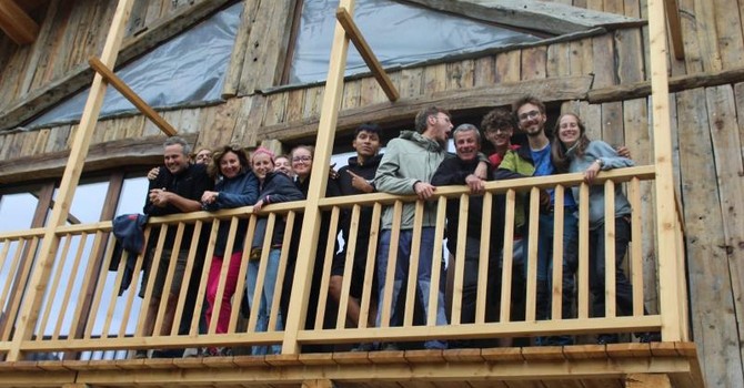 I giovani salgono al Rifugio Seytes per prepararlo all’apertura di luglio
