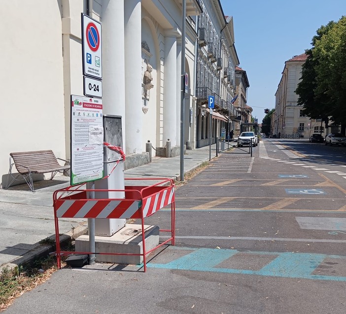Pinerolo: colonnina per la ricarica di auto elettriche danneggiata da un mezzo Pinerolo: colonnina per la ricarica di auto elettriche danneggiata da un mezzo