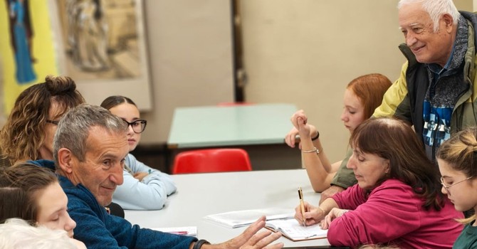 Due generazioni e tante domande: i ragazzini rispondono con gli anziani a Perosa Argentina
