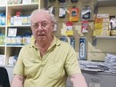 Vittorio Cazzadori nel suo negozio