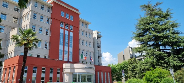 Mobilitazione davanti agli ospedali di Pinerolo e Rivoli