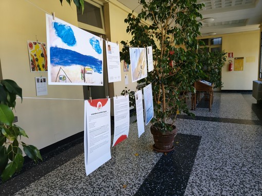 La mostra al primo piano del municipio La mostra al primo piano del municipio