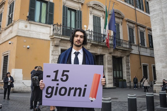 Fabio Rotondo durante la campagna per il voto fuori sede