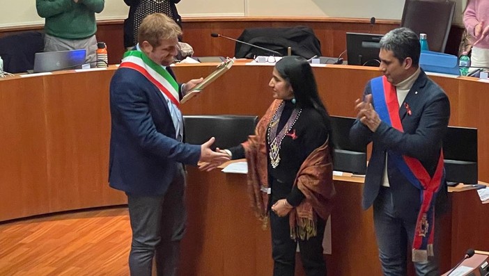 La consegna della cittadinanza onoraria La consegna della cittadinanza onoraria