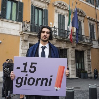 Fabio Rotondo durante la campagna per il voto fuori sede