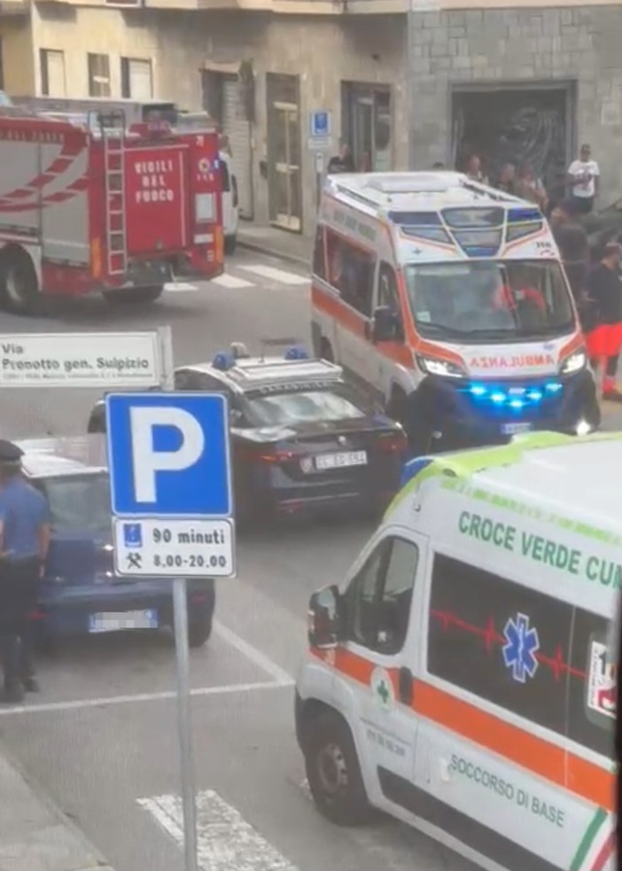 Tragedia a Piscina: donna si lancia in strada e perde la vita