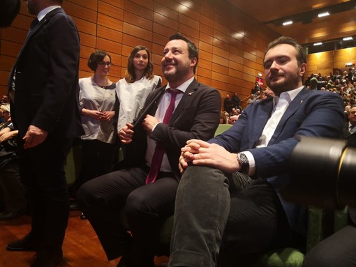 Salvini al Lingotto sulle note di &quot;Vincerò&quot;, fuori lo striscione &quot;Muori! Torino non ti vuole&quot;