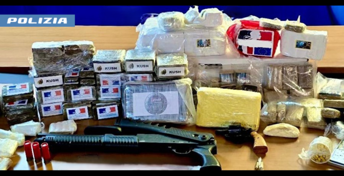 Cocaina, 40 chili di hashish e pistole in un box auto: arrestati in quattro