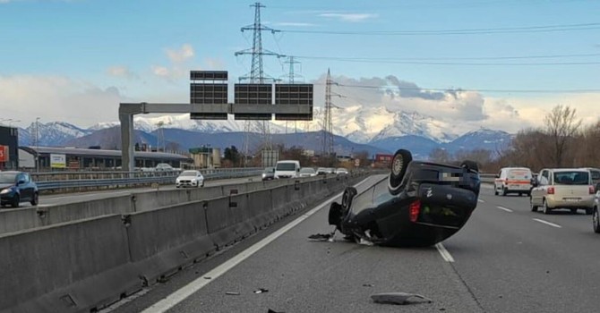 Auto ribaltata in tangenziale a Stupinigi: un ferito, forti rallentamenti sul traffico Auto ribaltata in tangenziale a Stupinigi: un ferito, forti rallentamenti sul traffico