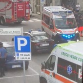 Tragedia a Piscina: donna si lancia in strada e perde la vita