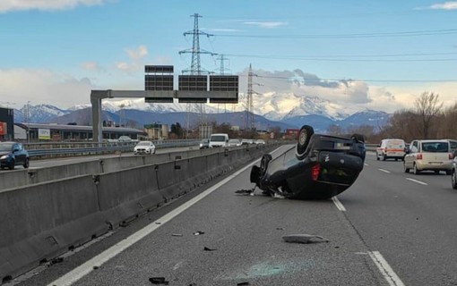 Auto ribaltata in tangenziale a Stupinigi: un ferito, forti rallentamenti sul traffico Auto ribaltata in tangenziale a Stupinigi: un ferito, forti rallentamenti sul traffico