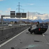 Auto ribaltata in tangenziale a Stupinigi: un ferito, forti rallentamenti sul traffico