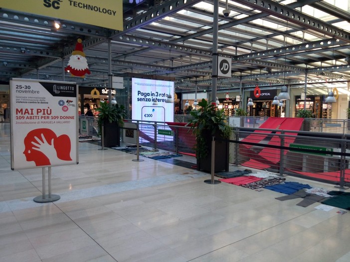 Vestiti femminili al Lingotto per ricordare le donne uccise