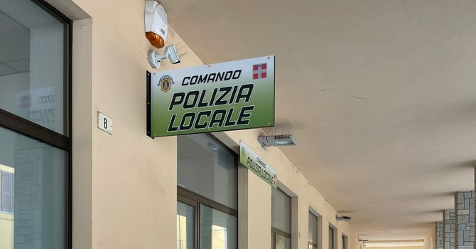 Dice di aver scambiato l’alt per un saluto: motociclista senza luci né targa inseguito a Torre Pellice