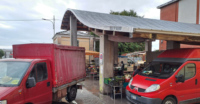 Mercato delle Cavagne di Torre Pellice: via i furgoni per fare spazio ai clienti Mercato delle Cavagne di Torre Pellice: via i furgoni per fare spazio ai clienti