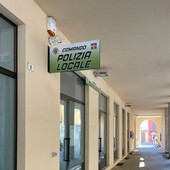 Dice di aver scambiato l’alt per un saluto: motociclista senza luci né targa inseguito a Torre Pellice