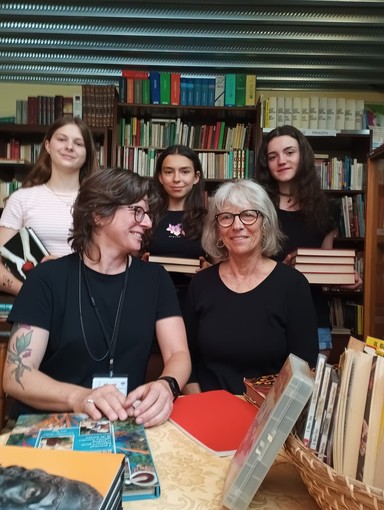 Le tre ‘librellule’ assieme ad Alessandra Quaglia (in primo piano, da sinistra) e Anna Silvia Cantino