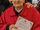 Antonio Vergnano con l’Attestato di Civica Benemerenza in mano