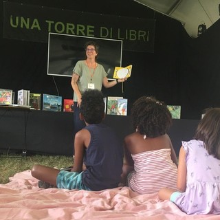 Alessandra Quaglia durante l’iniziativa Una Torre di libricini