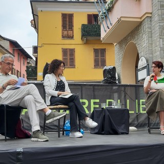 Monica Barotto, a destra, sul palco di Una Torre di Libri